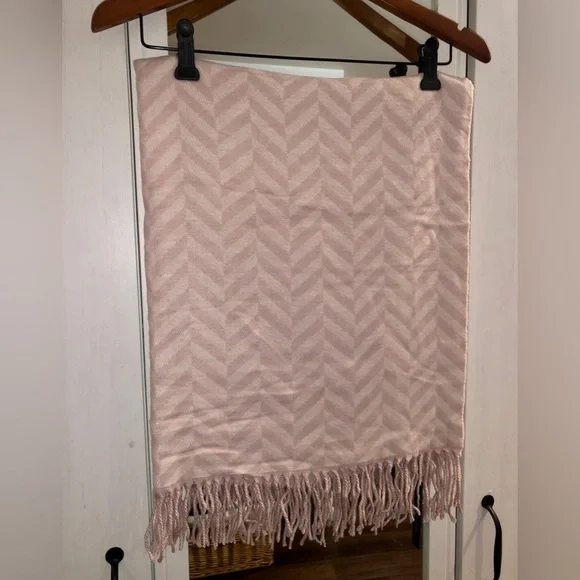 BNWT Love & Lore Indigo Pink Chevron Fringe Scarf - O/S - Picture 11 of 14